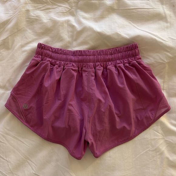 ❌SOLD❌ Lululemon Hotty Hot Short 2.5” in size 4! Great condition! - Picture 2 of 4